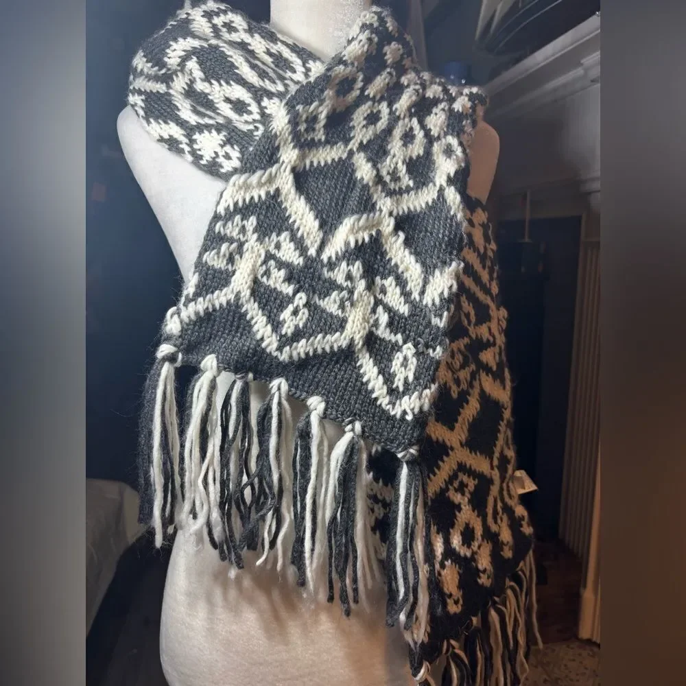 Old Navy Knit Scarf Geometric Pattern with Fringe Details EPC 100% Acrylic
